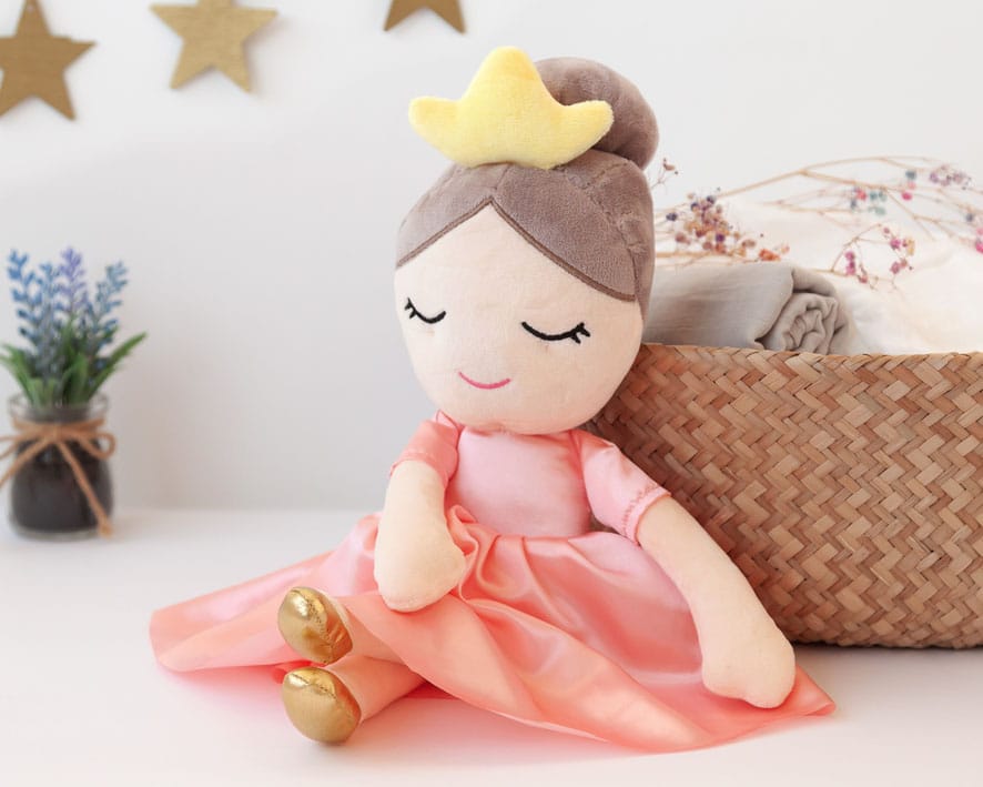 Peluche de muñeca Princesa en canastilla de regalo rosa con accesorios para bebé