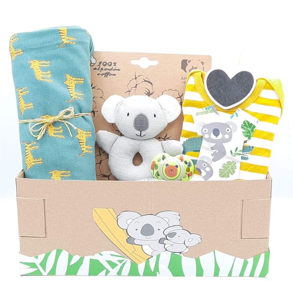 Canastilla para bebé Koala en caja de cartón con muselina, peluche koala, sonajero y body
