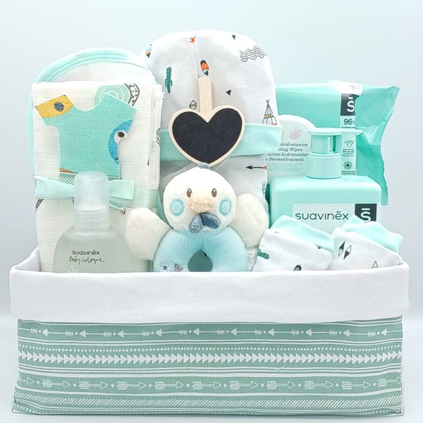Canastilla completa premium para recién nacido de Bebeyou con peluche de oso, manta personalizada, set de higiene Mustela y ropa de algodón en cesta de mimbre blanca